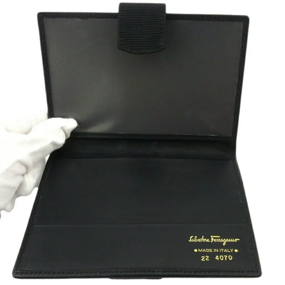 Salvatore Ferragamo passport case Vala Leather Authentic - Picture 5 of 8